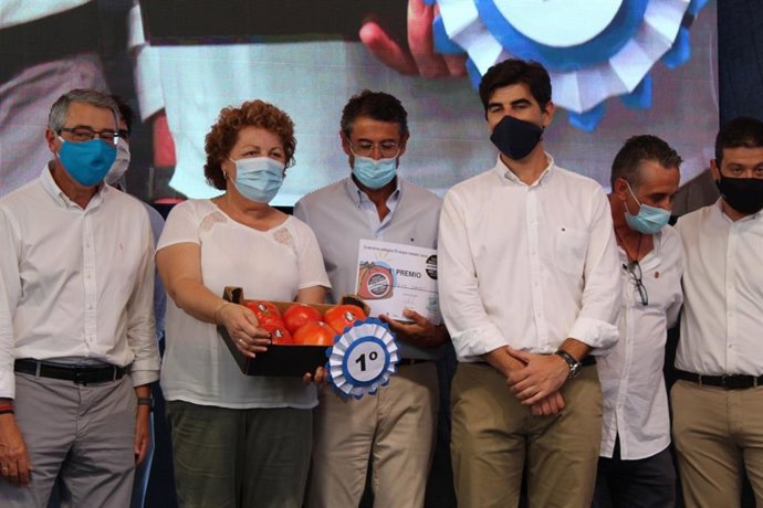 Loli Mena con la caja de mejores tomates Huevo de Toro, que han logrado un precio de 1.550 euros en la subasta solidaria