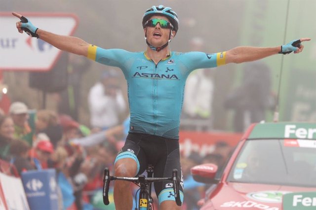 El ciclista danés Jakob Fuglsang (Astana) gana la etapa en La Cubilla en La Vuelta