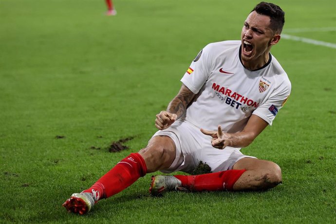 11 August 2020, North Rhine-Westphalia, Duisburg: Sevilla's Lucas Ocampos celebrates scoring his side's first goal during the UEFA Europa League quarter-final soccer match between Wolverhampton Wanderers FC and Sevilla FC at the MSV-Arena. Photo: Rolf V