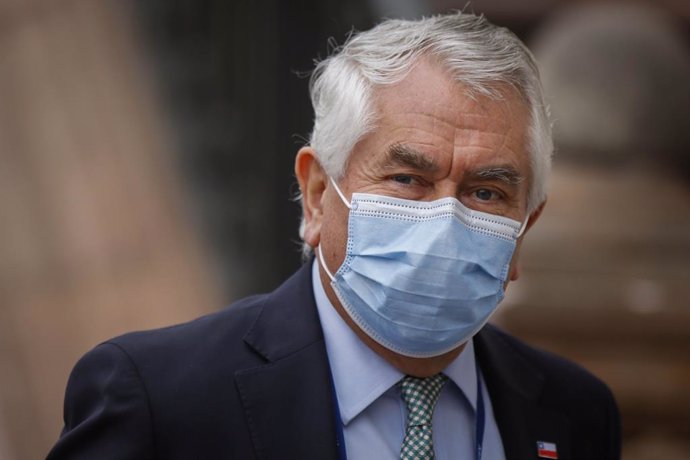 Coronavirus.- El ministro de Salud de Chile insiste en que "no hay que bajar los