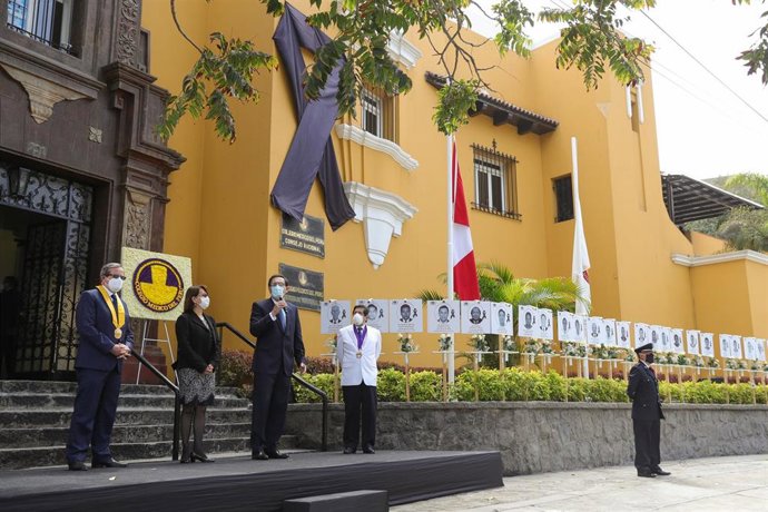 Memorial en honor a los médicos fallecidos en Perú por el coronavirus. 