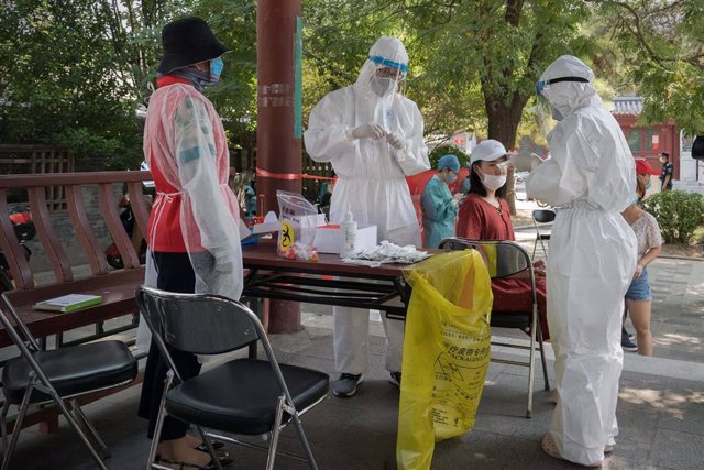 Los profesionales sanitarios preparan una prueba diagnóstica de coronavirus en Pekín. 
