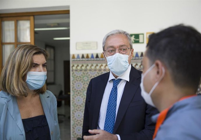 La consejera de Empleo, Rocío Blanco (i), y el consejero de Economía, Rogelio Velasco (c), en una foto de archivo.