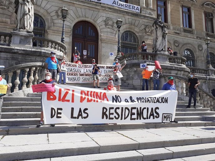 Pensionistas frente al Ayuntamiento de Bilbao