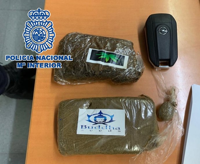 Policía Nacional Nota De Prensa Y Foto (La Policía Nacional Detiene A Los Ocupantes De Un Vehículo Tras Localizar Dos Pastillas De Hachís En El Hueco De Repostaje )