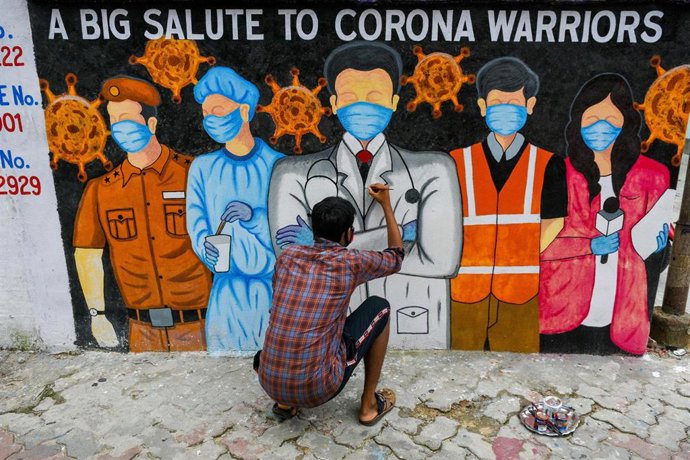 Un mural en honor a los trabajadores sanitarios en India. 