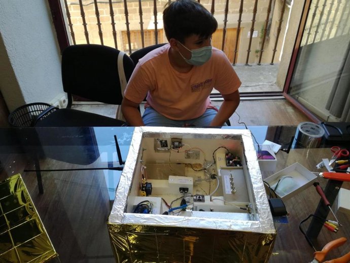 Uno de los jóvenes participantes junto a la sonda espacial