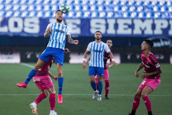 Armando Sadiku durante un partido con el Málaga de LaLiga SmartBank 2019-2020