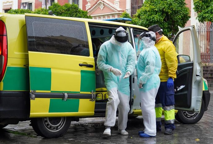 Sanitarios en una ambulancia.