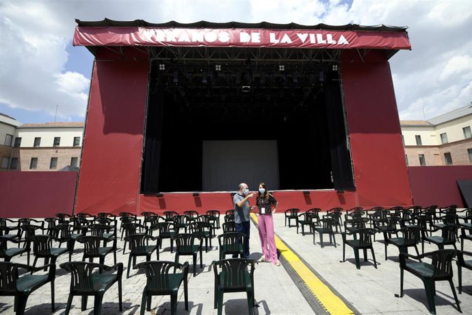 La delegada del Área de Cultura, Turismo y Deporte de Madrid, Andrea Levy (d), visita el Centro Cultural Conde Duque, donde se celebran de Los Veranos de la Villa, en Madrid (España), a 28 de julio de 2020. 