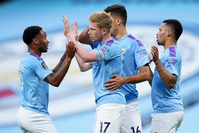 Kevin de Bruyne, felicitado por sus compañeros tras marcar un gol con el Manchester City