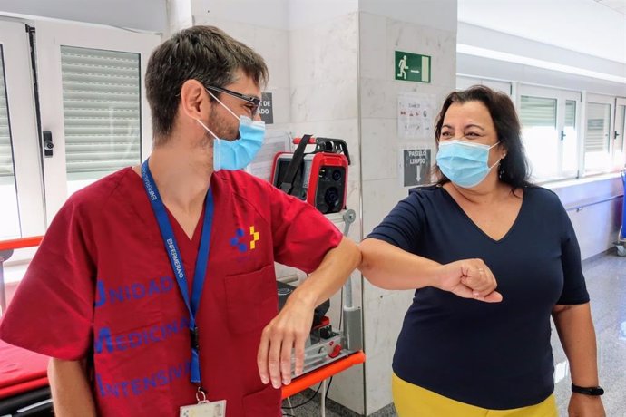 María Rosa, ingresada en el Hospital de La Candelaria, conoce a David, su enfermero durante su ingreso en la UCI