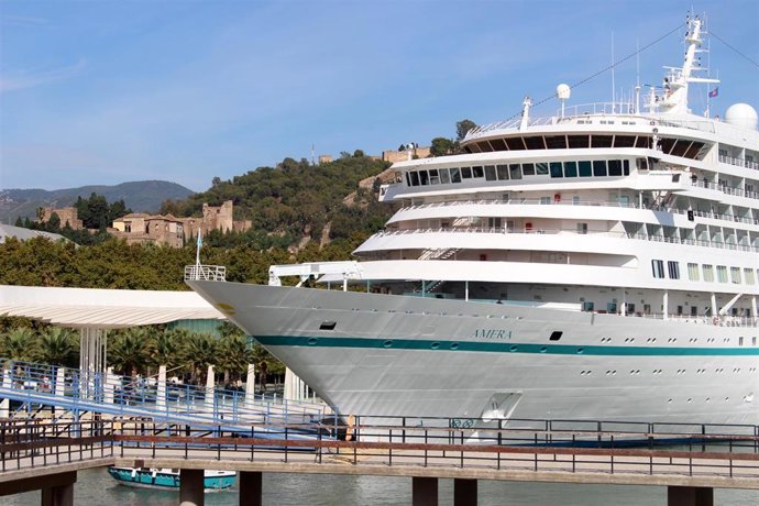 El crucero Amera atracado en el muelle del Palmeral de las Sorpresas de Málaga capital con la Alcazaba de fondo