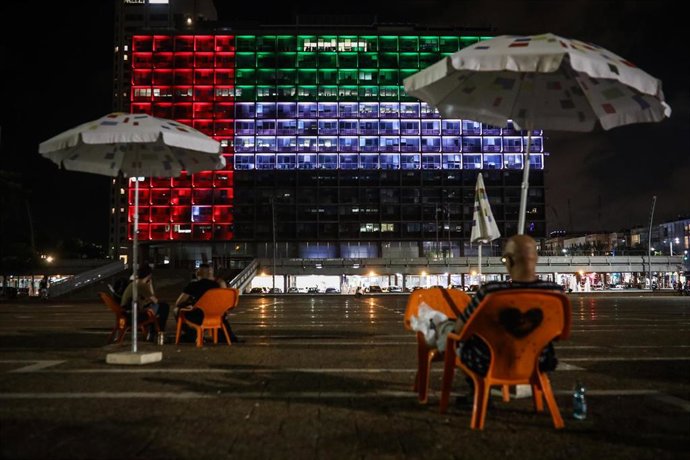 Bandera de Emiratos en Tel Aviv