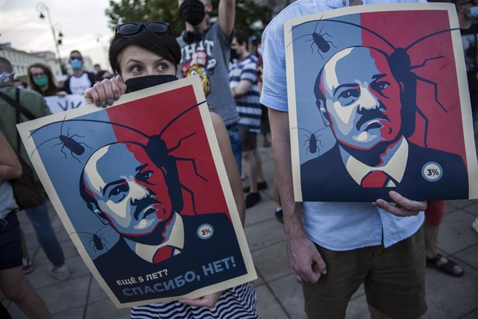 Imágenes de Alexander Lukashenko en varios póster durante una manifestación en su contra. 