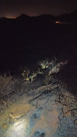 Trabajos desarrollados durante la noche por efectivos del Plan Infoca en el incendio forestal de Almogía