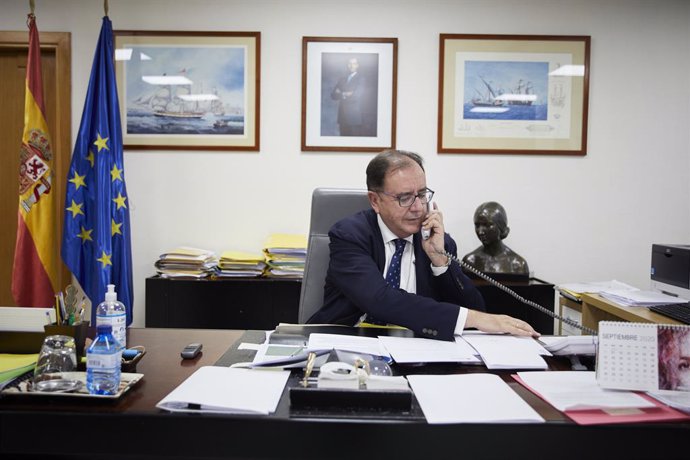 El secretario general de Instituciones Penitenciarias, Ángel Luis Ortiz, hace una llamada telefónica tras una entrevista para Europa Press en la Secretaría General de Instituciones Penitenciarias, en Madrid (España) a 4 de agosto de 2020.