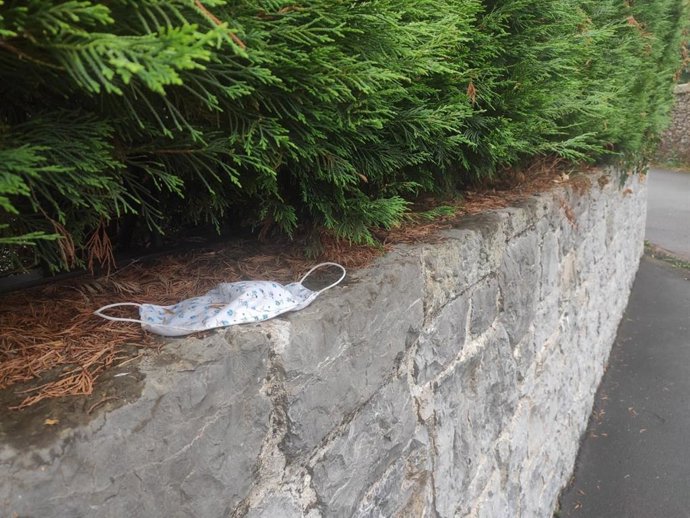 Mascarilla abandonada