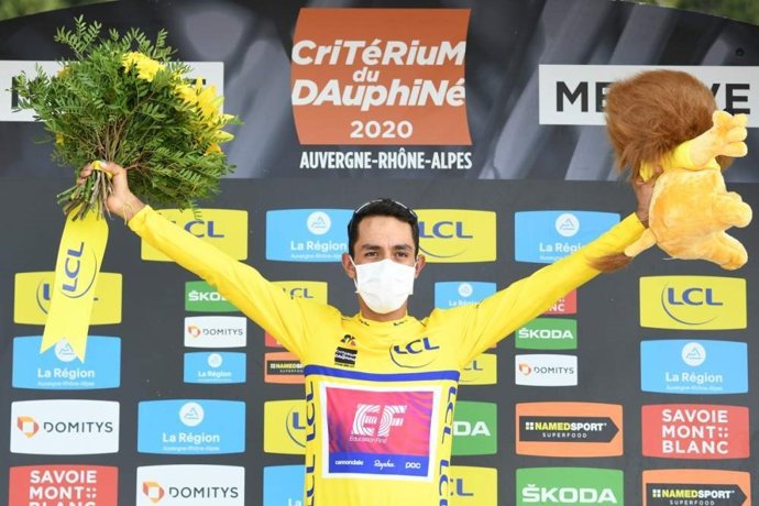 Daniell Martínez celebrando en el podio su triunfo en el Criterium Dauphiné