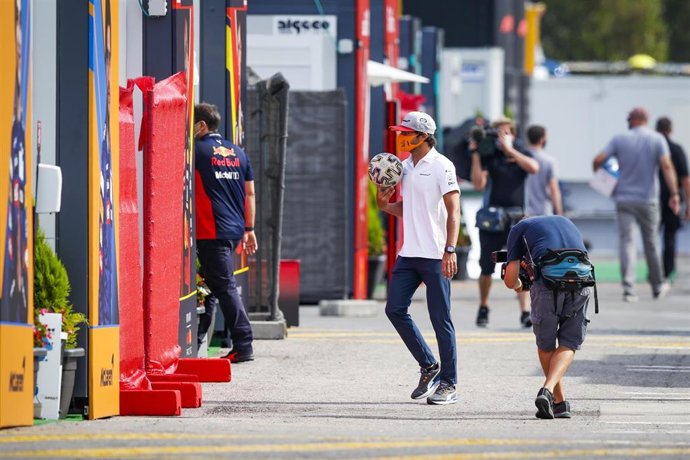Carlos Sainz pasea por Montmeló con un balón de fútbol