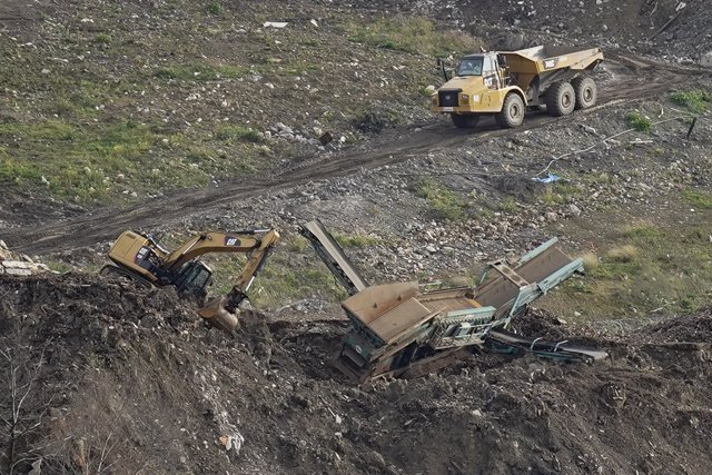 Vehículos de excavación en las labores de búsqueda de los dos trabajadores sepultados tras el derrumbe del vertedero de Zaldibar