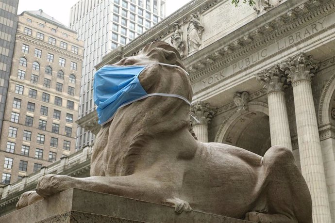 Uno de los leones que preside la entrada a la Libreria Pública de Nueva York.