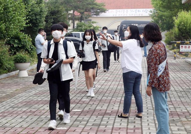 Estudiantes de Corea del Sur durante la reapertura de las primeras escuelas tras la flexibilización de las medidas contra la COVID-19.