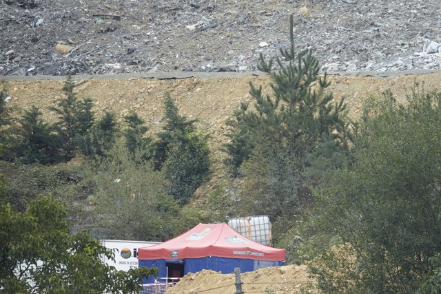 Vista general de la zona donde trabajan en las labores de búsqueda de los dos trabajadores sepultados bajo los escombros del vertedero de Zaldibar (Vizcaya), que se derrumbó el pasado 6 de febrero. 