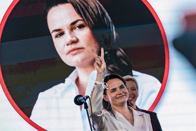 La candidata opositora bielorrusa Svetlana Tijanovskaya durante un acto de campaña