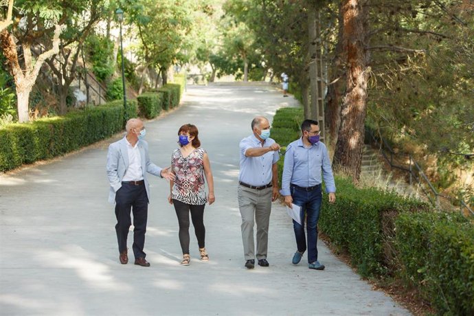 El consejero de Cohesión Territorial, Bernardo Ciriza; la alcaldesa de Sesma, Rosario Echávarri; el concejal de Urbanismo, Pedro Mangado; y  el director general de Administración Local y Despoblación, Jesús M Rodríguez, visitan la zona objeto de mejora