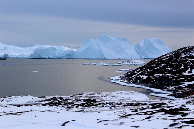 Icebergs cerca de un glaciar en Groenlandia