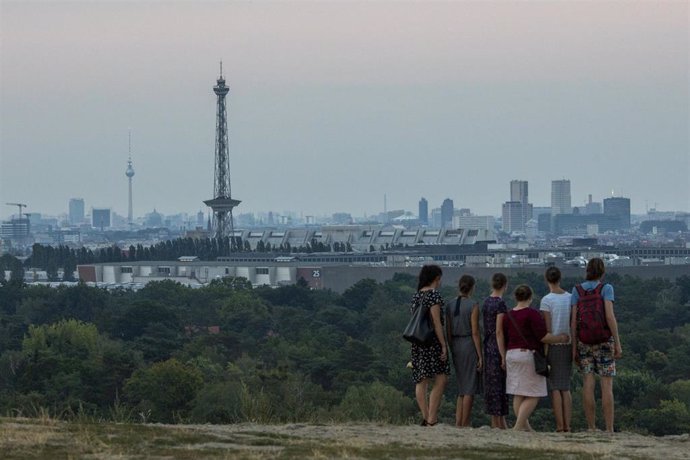 Un grupo de jóvenes en la montaña Drachenberg, junto a Berlín