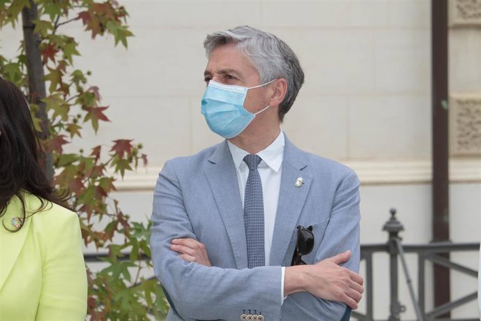 El secretario general del PSOE de La Rioja y consejero de Gobernanza Pública, Francisco Ocón, durante el acto de toma de posesión del nuevo consejero de Educación y Cultura de La Rioja, Pedro Uruñuela Nájera, tras la destitución de Luis Cacho