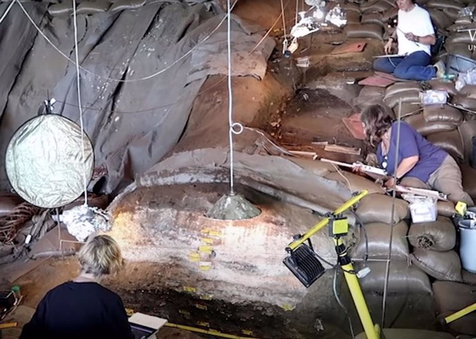 Investigación de restos de lechos para dormir de hace 200.000 años en Border Cave, Sudáfrica