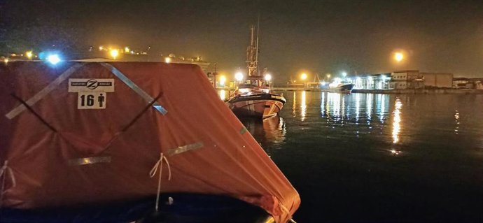 Rescate de los tripulantes de un velero hundido frente a las costas de Gijón