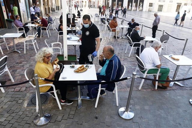 Clientes en una terraza de una cafetería de Málaga