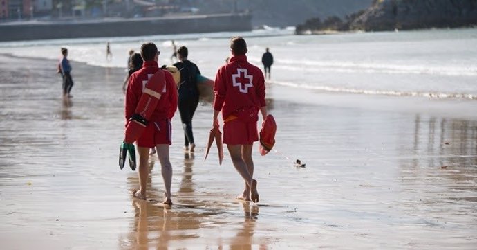 Socorristas de Cruz Roja en playas de Bizkaia
