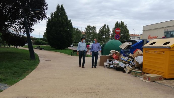 Los concejales del Grupo Municipal Popular del Ayuntamiento de Logroño, Angel Sáinz Yangüela y Josu Ahedo, critican el estado de la ciudad de Logroño en el parque de San Adrián.