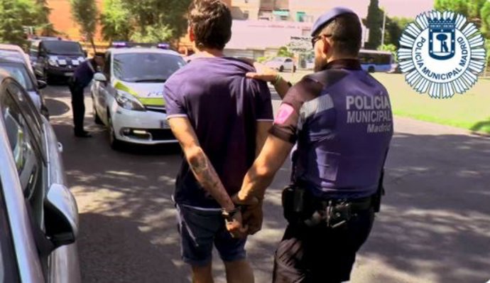 Agentes de la Policía Municipal de Madrid detienen a un individuo que presuntamente agredió a otro.