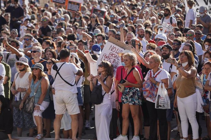 Manifestación contra el uso obligatorio de mascarillas en la plaza de Colón de Madrid, a 16 de agosto de 2020.