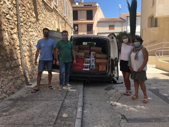 El PP de Pollena dona alimentos de primera necesidad a los servicios sociales.