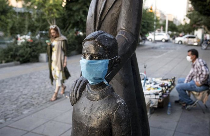 Una escultura con mascarilla en Teherán