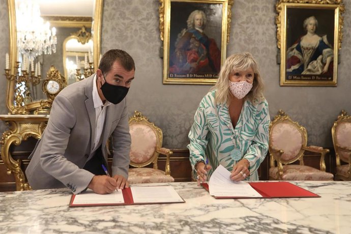 Momento de la firma.