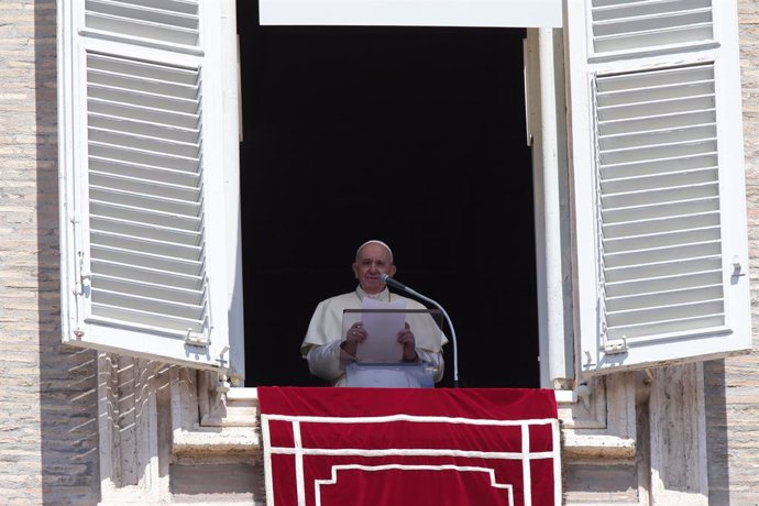 El Papa insta a los religiosos a evitar la perspectiva "mundana" que lleva a bus
