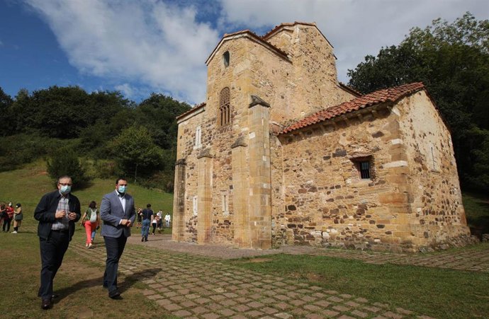 Adrián Barbón, a la derecha