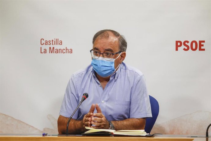 El presidente del Grupo Parlamentario Socialista en las Cortes de C-LM, Fernando Mora, en rueda de prensa