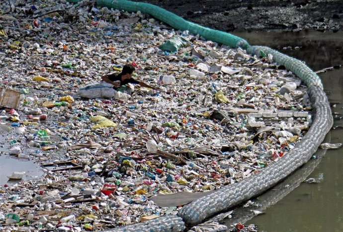 Botellas de plástico en un río