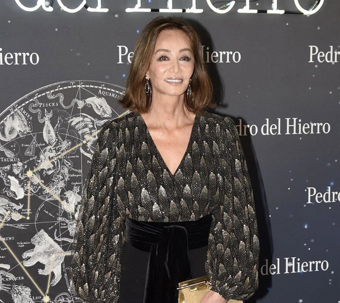 Isabel Preysler posa sonriente en el último desfile de Pedro del Hierro