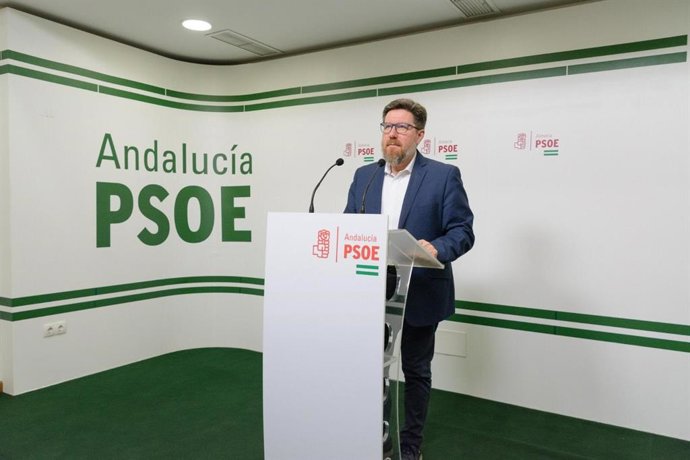 El portavoz adjunto del Grupo Parlamentario Socialista, Rodrigo Sánchez Haro, en rueda de prensa. (Foto de archivo).