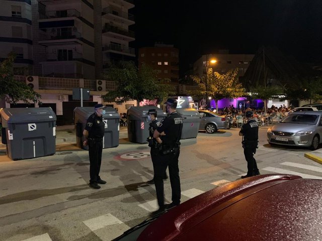 Agentes de la Policía Local en la zona de El Perelló